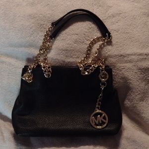 Small/medium black leather shoulder bag